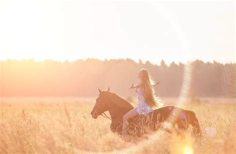 Обои на рабочий стол Девушка на лошади скачет по полю фотограф Семенов