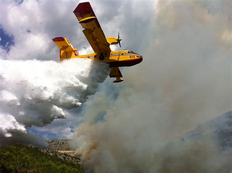 Požar se širi, a situaciju pogoršava snažan zapadni vetar. Požar kod mjesta Plano - Trogir - MORH