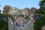 File:Mount Rushmore with 50 flags of the states.jpg - Wikimedia Commons