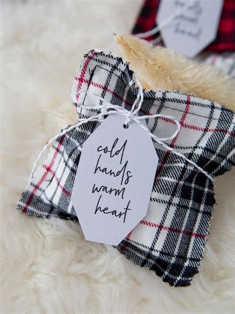 These Handmade Winter Wedding Hand Warmer Favors Are Adorable Hand
