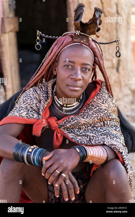 Jeune Femme Himba Vêtue De Style Traditionnel Dans Son Village En