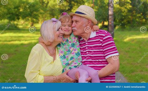 Pequeña Y Linda Nieta Abrazándose Con Su Abuela Y Su Abuelo Pareja En
