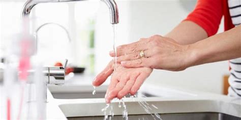Usap dan gosok juga kedua punggung tangan secara bergantian. Gambar Tangan Yang Sedang Mencuci Tangan - Gambar Keren 2020