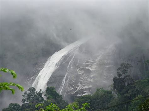 Namun air terjun yang paling terkenal adalah air terjun julan yang merupakan air terjun tertinggi di sarawak. A Life to Remember!: TAMAN NEGARA GUNUNG STONG, KELANTAN