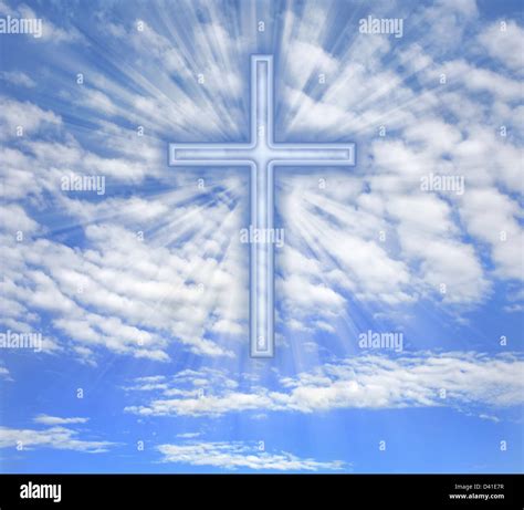 Cruz Cristiana Con Haces De Luz En El Cielo Fotografía De Stock Alamy