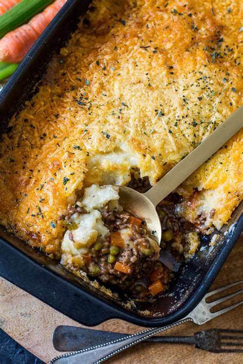 Follw this recipe to learn how to make perfect shepherd's pie.printable version. Shepherd's Pie - OhMyFoodness | Recept | Lekker eten, Eten ...