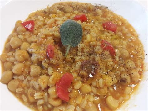 Quando andrete a frullare i ceci aggiungete anche una manciata di pomodori secchi tagliati finemente e al posto del tahin un. Ricetta Zuppa d'orzo con zucca, ceci e pomodori secchi ...