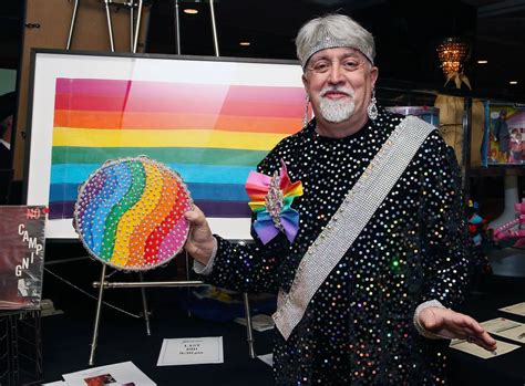 Gilbert Baker El Artista Que Dio Color A La Bandera Del Orgullo Gay