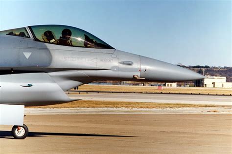 F 16 Fighting Falcon Fighter Jet With Diverterless Supersonic Inlet