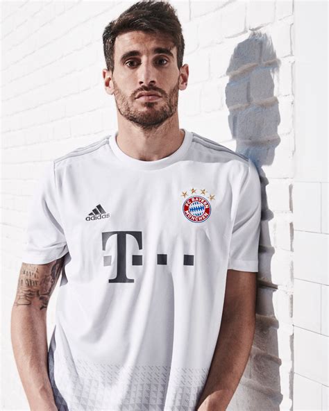 Bayern munich have won the bundesliga title for a ninth consecutive season. Bayern Munich : le maillot extérieur 2019-2020 dévoilé ...