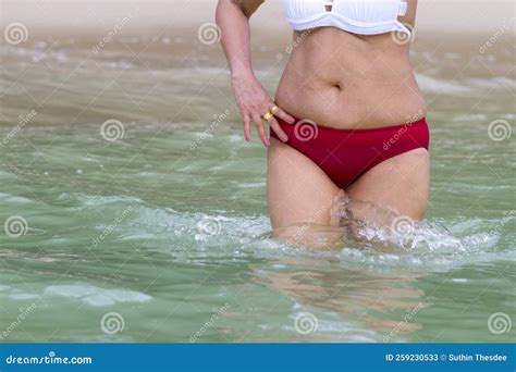 Donna Con Una Bikini Rossa Sexy Sulla Spiaggia Immagine Stock