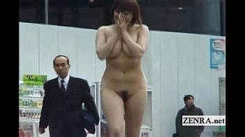 XXX Estrella japonesa AV subtitulada desnuda en público hasta el