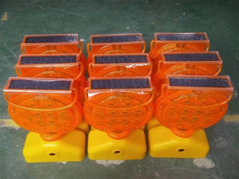 Solar LED Hazard Emergency Traffic Safety Warning Light - China