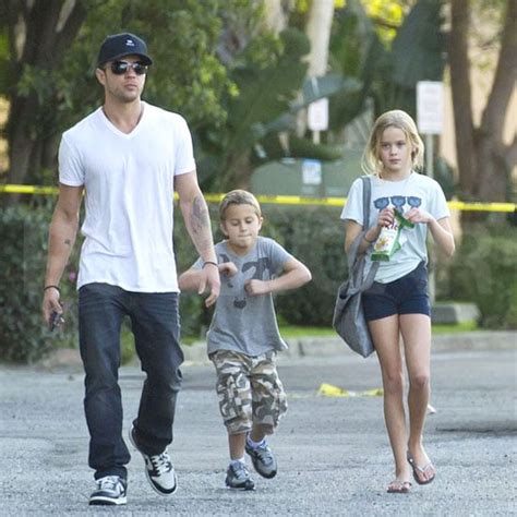 Pictures Of Ryan Phillippe Spending His Weekend In La With Ava And Deacon Popsugar Celebrity