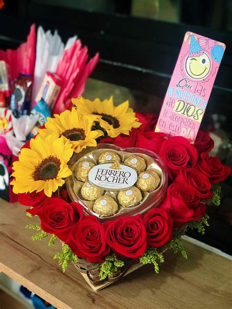 Arreglo De Rosas Y Girasoles Base De Corazón Con Chocolates Ferrero