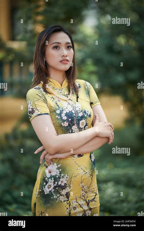 Ho Chi Minh City Viet Nam Two Vietnamese Girls With Cheongsam