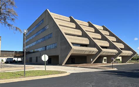 (Former) Daily Herald Building, Arlington Heights, IL, 1977 [OC] : r