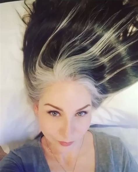 30 Stunning Looks Of Women Who Ditched Dyeing Their Grey Hair Small Joys