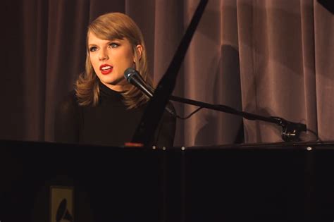 Taylor Swift Performs An Acoustic Version Of “out Of The Woods” At The