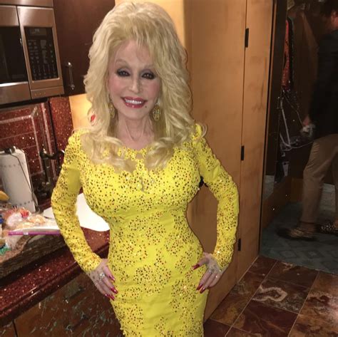 Dolly Parton Says She Always Sleeps With Makeup On In Case There’s An Emergency
