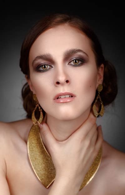 Premium Photo Portrait Of Elegant Girl In Gold Jewelry