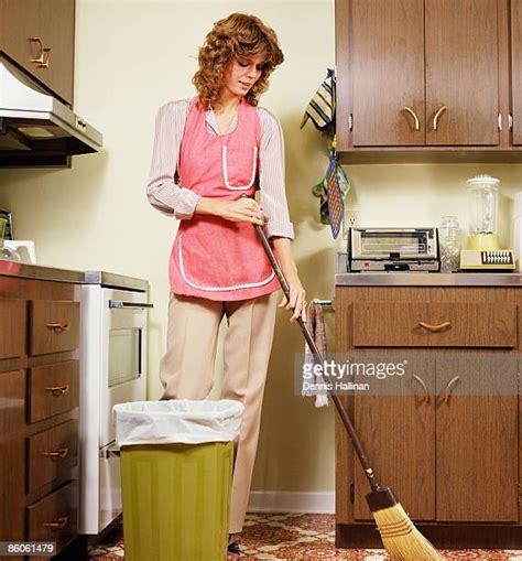 1960s Woman Wearing Apron In Kitchen Fotografías E Imágenes De Stock