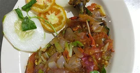 Ayam geprek crispy ini biasanya disajikan dengan berbagai macam sambal dan juga pelengkap lainnya seperti mentimun, dan kol. Resep dan Cara membuat ayam geprek pedas yang enak