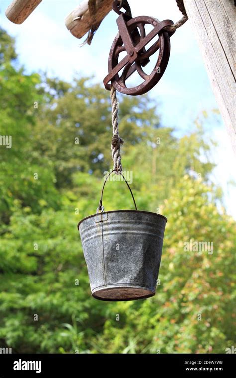 Well Rope And Pulley Hi Res Stock Photography And Images Alamy