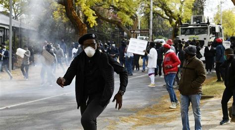 Police Protesters Clash Outside Zimbabwe Embassy The Zimbabwe Sentinel