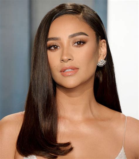 🔴 Shay Mitchell Shows Her Cleavage And Sexy Legs At The 2020 Vanity Fair Oscar Party 42 Photos