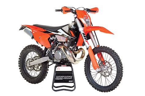 An advanced ktm 'no dirt' gear lever design prevents dirt from blocking the joint of the lever, contributing to secure gear engagement. DIrt Bike Magazine | KTM 250XC-W 2-STROKE-FULL TEST