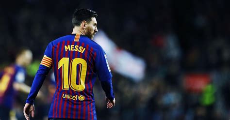 Born 24 june 1987) is an argentine professional footballer who plays as a forward and captains both spanish club barcelona. Messi laat uitnodiging Ronaldo schieten | Voetbal ...