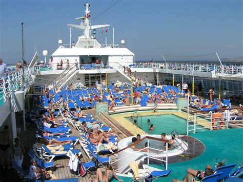 Produktpaletten består af alt fra det traditionelle og velkendte atelier. "Pooldeck Aida Cara" - Bild AIDAcara