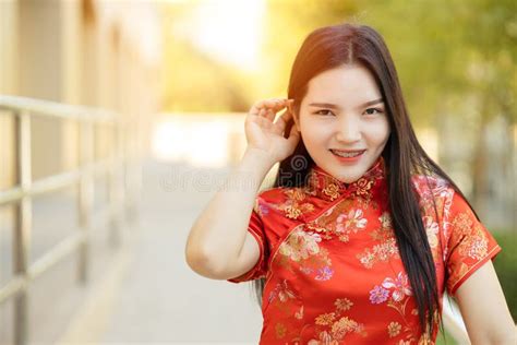 Las Mujeres Chinas Asiáticas Hermosas Que Encanta Vistiendo El Paño Del