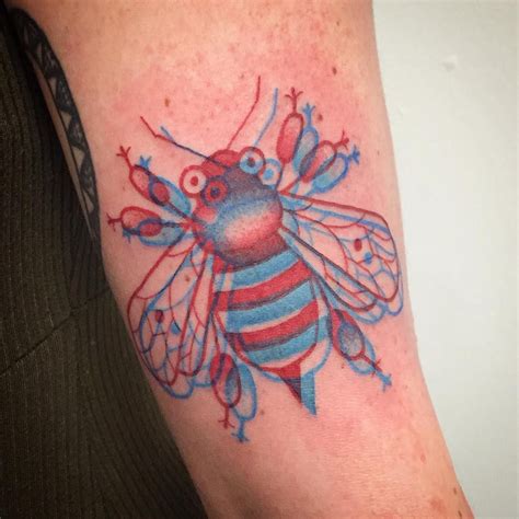 3d Effect Red And Blue Bee Tattoo 3d Tattoo 3d Tattoos Bee Tattoo