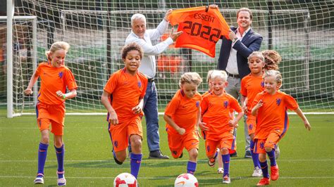 Welkom op de officiële webshop van de knvb. KNVB gaat samen met Essent voor een volle clubkas en een ...