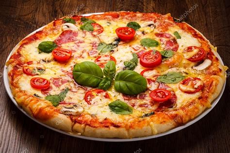 Pizza Con Tomates Fotografía De Stock © Gbh007 50523105 Depositphotos