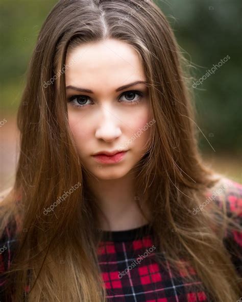 Portret Piękny Ciemny Blond Nastolatka W Lesie — Zdjęcie Stockowe