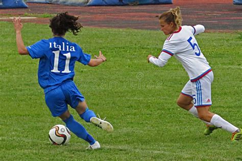 Silueta Aislada Jugadores De F Tbol De Las Mujeres Foto De Archivo