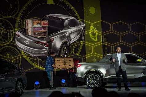 With it, truckers can load oversized cargo. Hyundai's Santa Cruz Crossover Truck Concept unveiled at ...