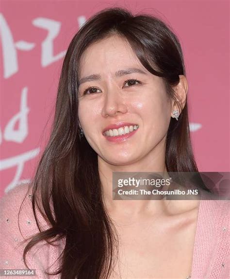 Actress Son Ye Jin During A Press Conference Of Tvn Drama Crashing ニュース写真 Getty Images