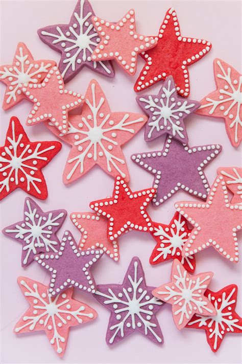 Instead of decorating with traditional royal icing, give the maple cinnamon sugar cookies a dip in melted white chocolate chocolate. STAR CHRISTMAS COOKIES - Tell Love and Party