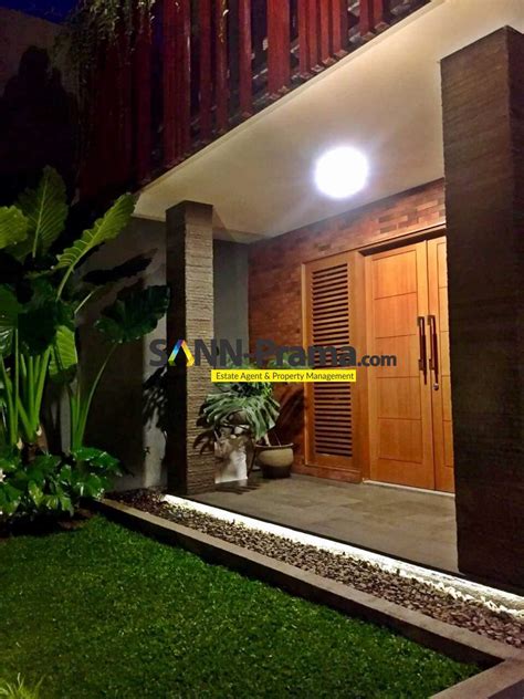 Orang yang shalat berjamaah di masjid, dan kemudian turun hujan lebat. Rumah 3 Lantai Free Solar Panel + Semi Furnish di Cipete ...