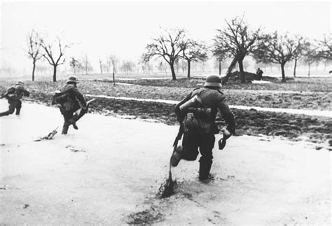 Asisbiz German Troops Practise Their Advancing Manouevres During The