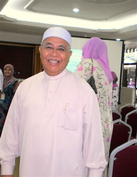 His eldest son, mohamad yusri abu hassan, 45, said although his father had a stern disposition, he had a cheerful personality and a great sense of humour. Datuk Abu Hassan Din