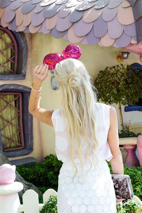 Top 3 Insta Worthy Spots In Disneyland Vandi Fair Womens Hairstyles