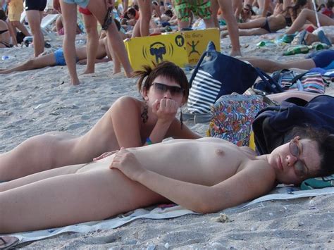 Une Brune Aux Longs Cheveux Montre Ses Atouts La Plage Photos Porno