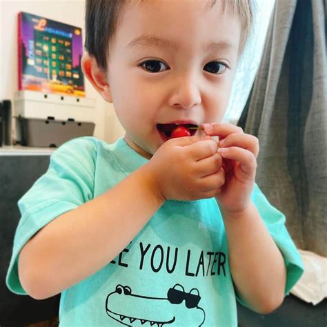 ダーブロウ有紗さんのインスタグラム写真 ダーブロウ有紗instagram 「🍒💚 美味しいさくらんぼを頂いたので早速 息子がすぐさまパクついたのですが、まだ上手く種とヘタを出せなかったの