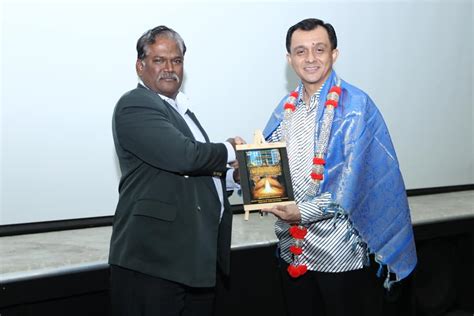 Ia sesuai untuk pekerjaan yang memerlukan kemahiran tinggi, seperti kerja seni dan kraf. MAJLIS PERASMIAN PENUTUP DAN PENYERAHAN SIJIL KURSUS ...