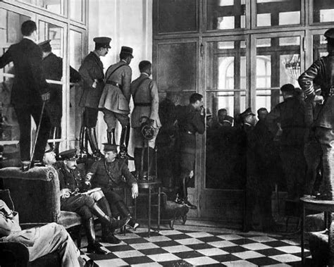 Mai 1919 über den vertrag: Spectators climbing over furniture to watch the signing of ...